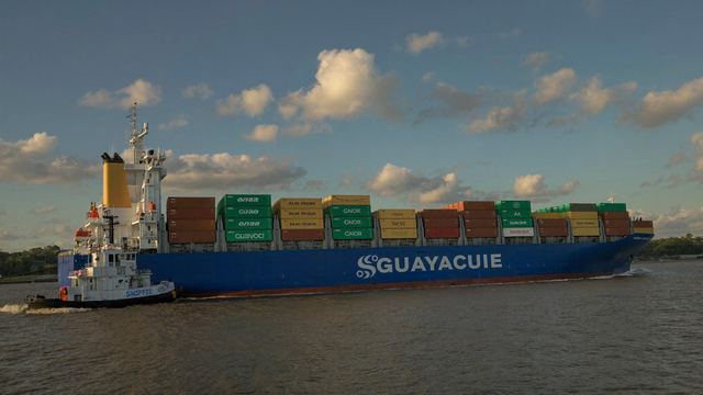 Buque portacontenedores llegando al puerto de Guayaquil